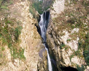 Один из знаменитых Агурских водопадов